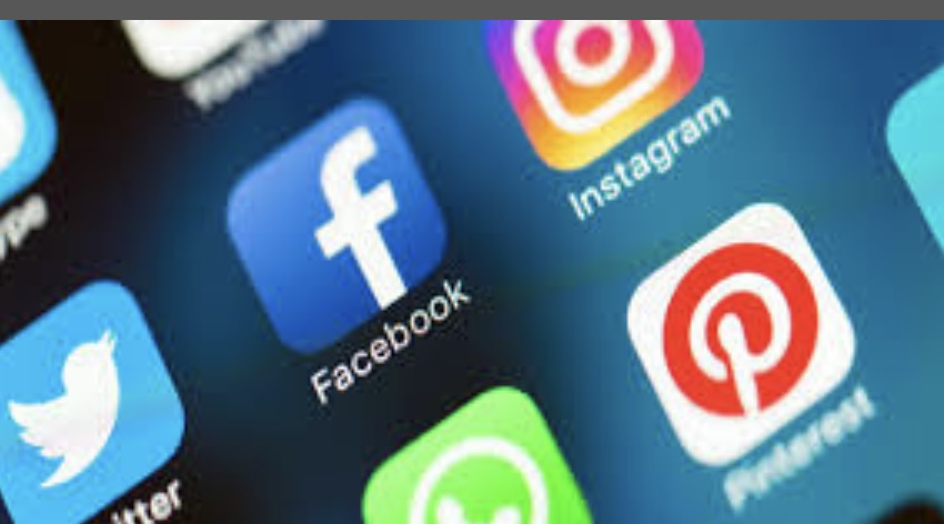 I DANNI DEI SOCIAL NETWORK Intere generazioni ammaliate da Facebook, Twitter, Instagram